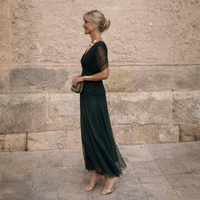 Vestido Leonor en verde oscuro, de tres cuartos
