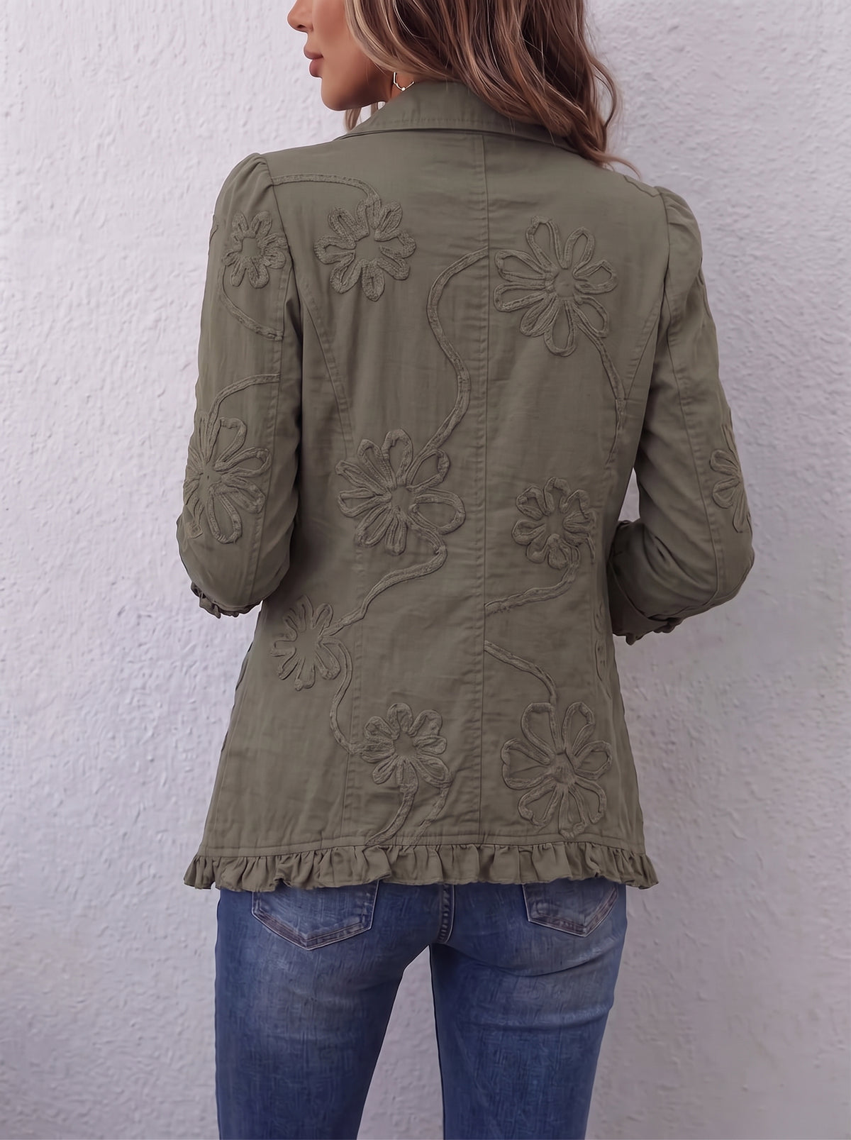 Espalda de la chaqueta Ascensión con el bordado floral en relieve y el volante del bajo