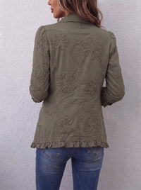 Espalda de la chaqueta Ascensión con el bordado floral en relieve y el volante del bajo