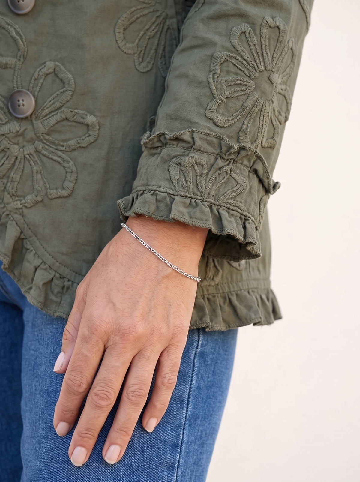 Detalle del puño con volante de la manga de la chaqueta Ascensión