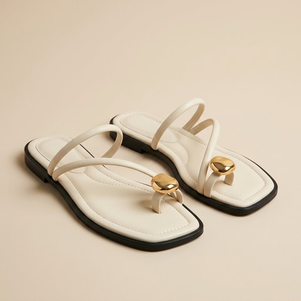 Sandalias planas de tiras en beige sobre fondo neutro