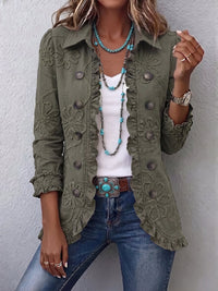 Chaqueta Ascensión verde oliva con flores bordadas en relieve y volantes en el delantero